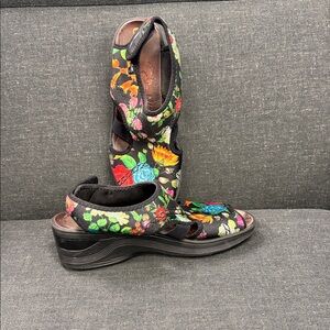 Bzees Black Floral Wedge Sandals